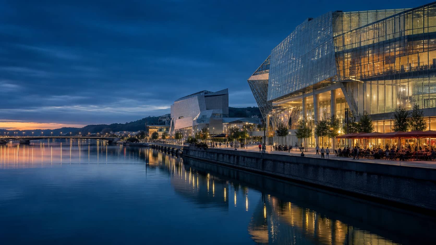 Quais de Confluence à Lyon au crépuscule, architecture contemporaine et terrasses éclairées