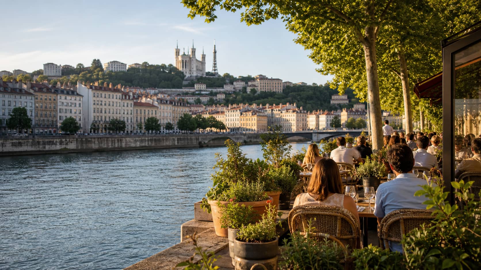 Terrasse de restaurant au bord de la Saône avec vue sur Fourvière