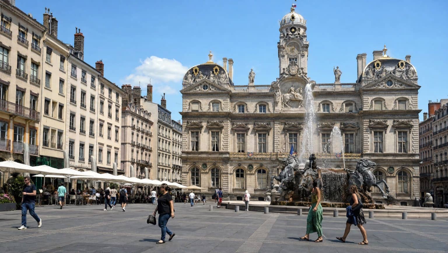 Place des Terreaux à Lyon, fontaine Bartholdi et Hôtel de Ville en été