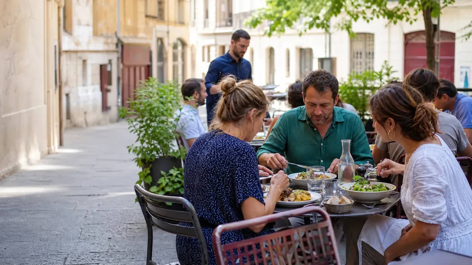 Déjeuner sur une terrasse ombragée dans le centre de Lyon au mois d'août