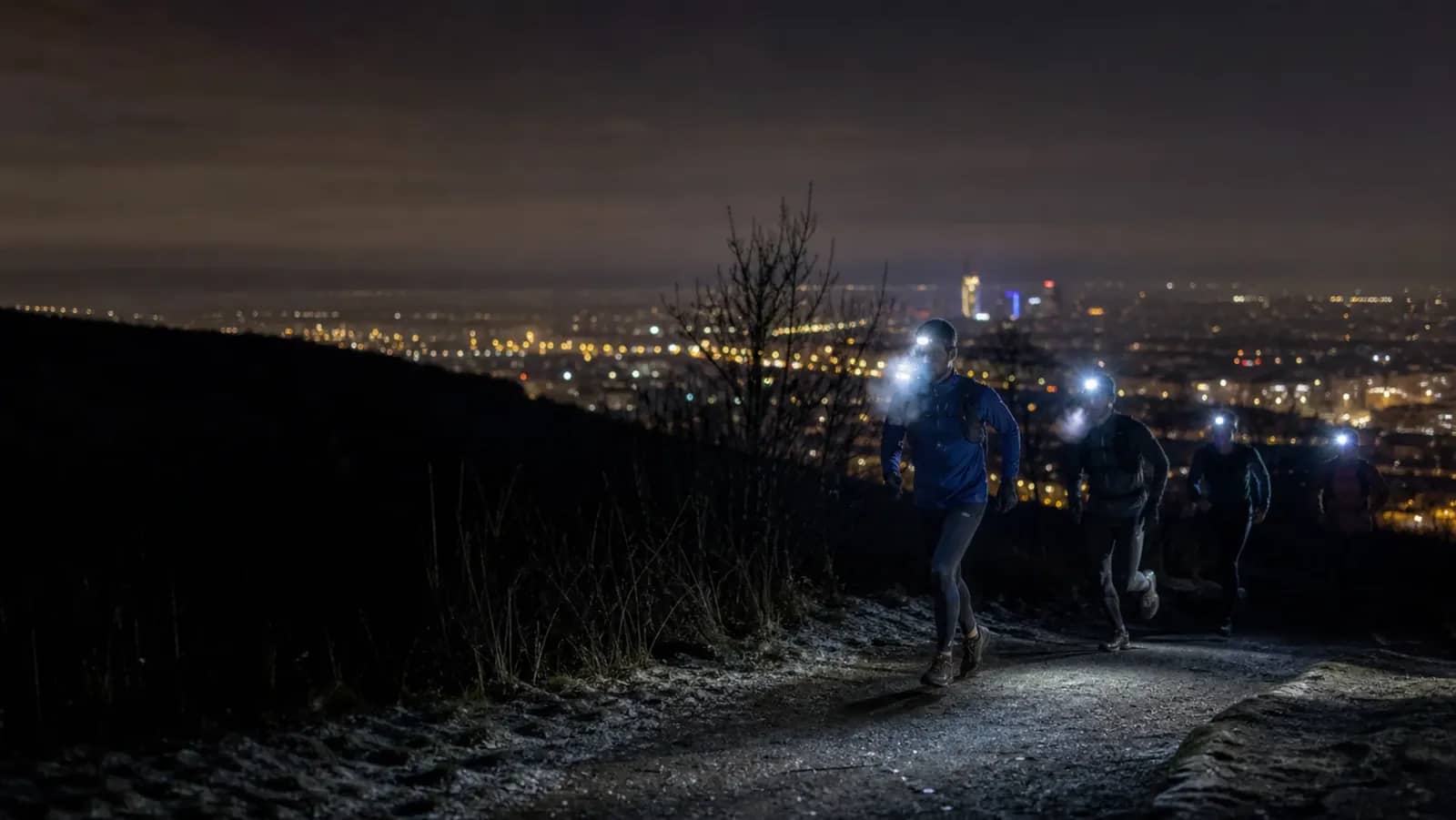 Traileurs courant de nuit avec leurs lampes frontales vers Lyon