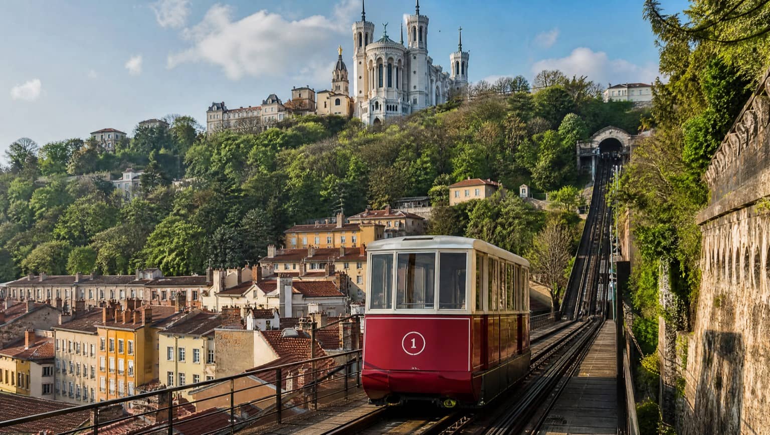 Le funiculaire de Lyon grimpe vers la basilique de Fourvière