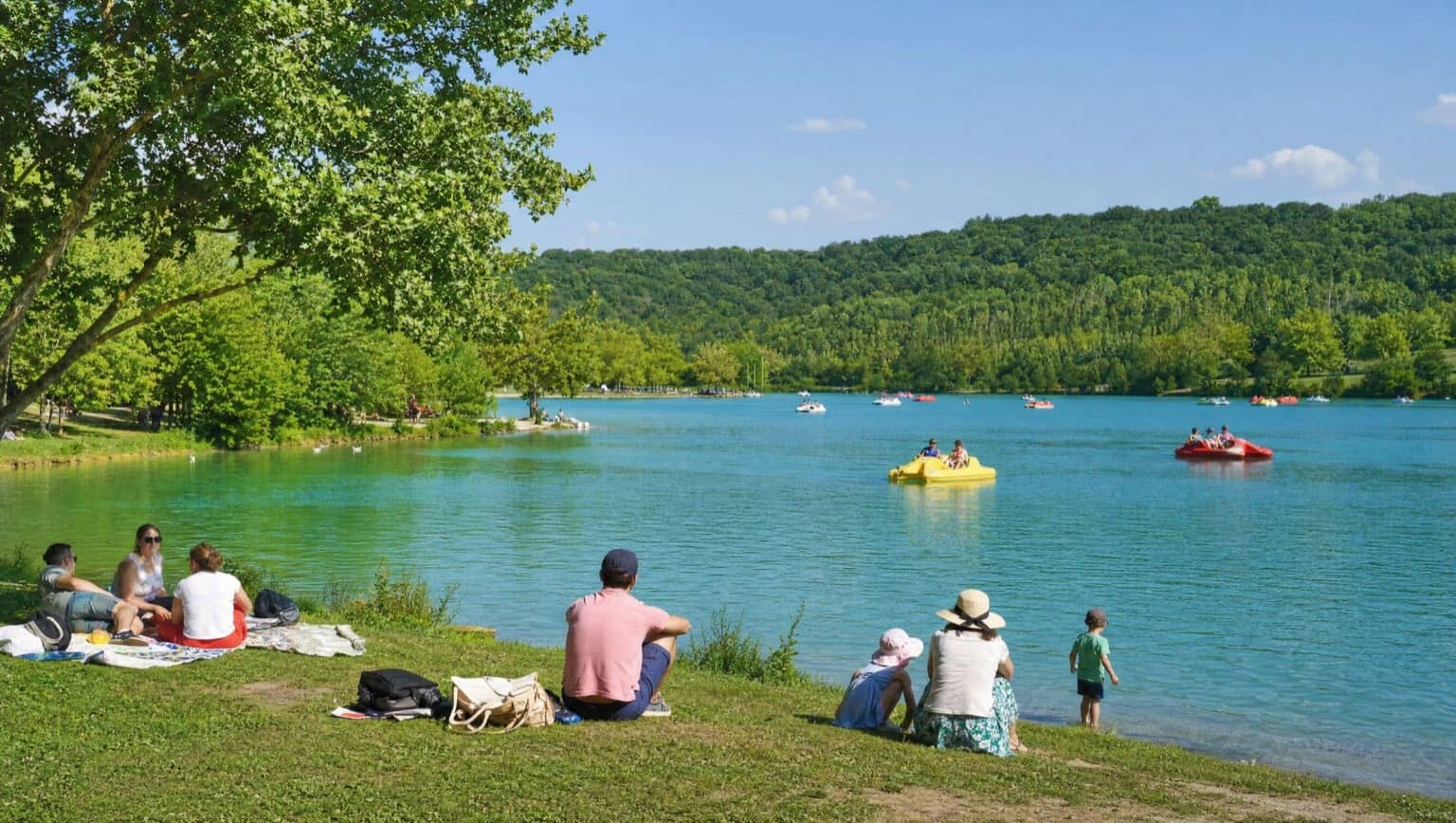 Lac des Eaux Bleues au Grand Parc Miribel-Jonage près de Lyon, baignade en été