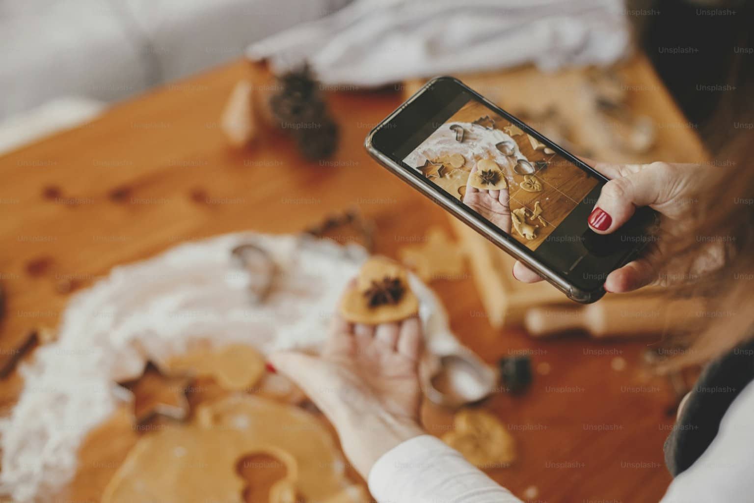 Téléphone capturant une assiette gourmande pour les réseaux sociaux