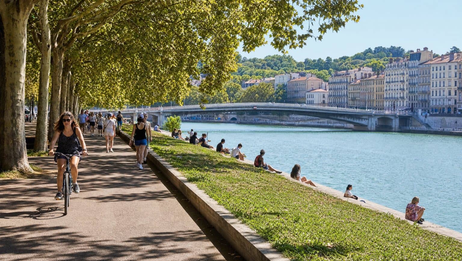 Berges du Rhône à Lyon, promenade et pelouses au bord de l'eau