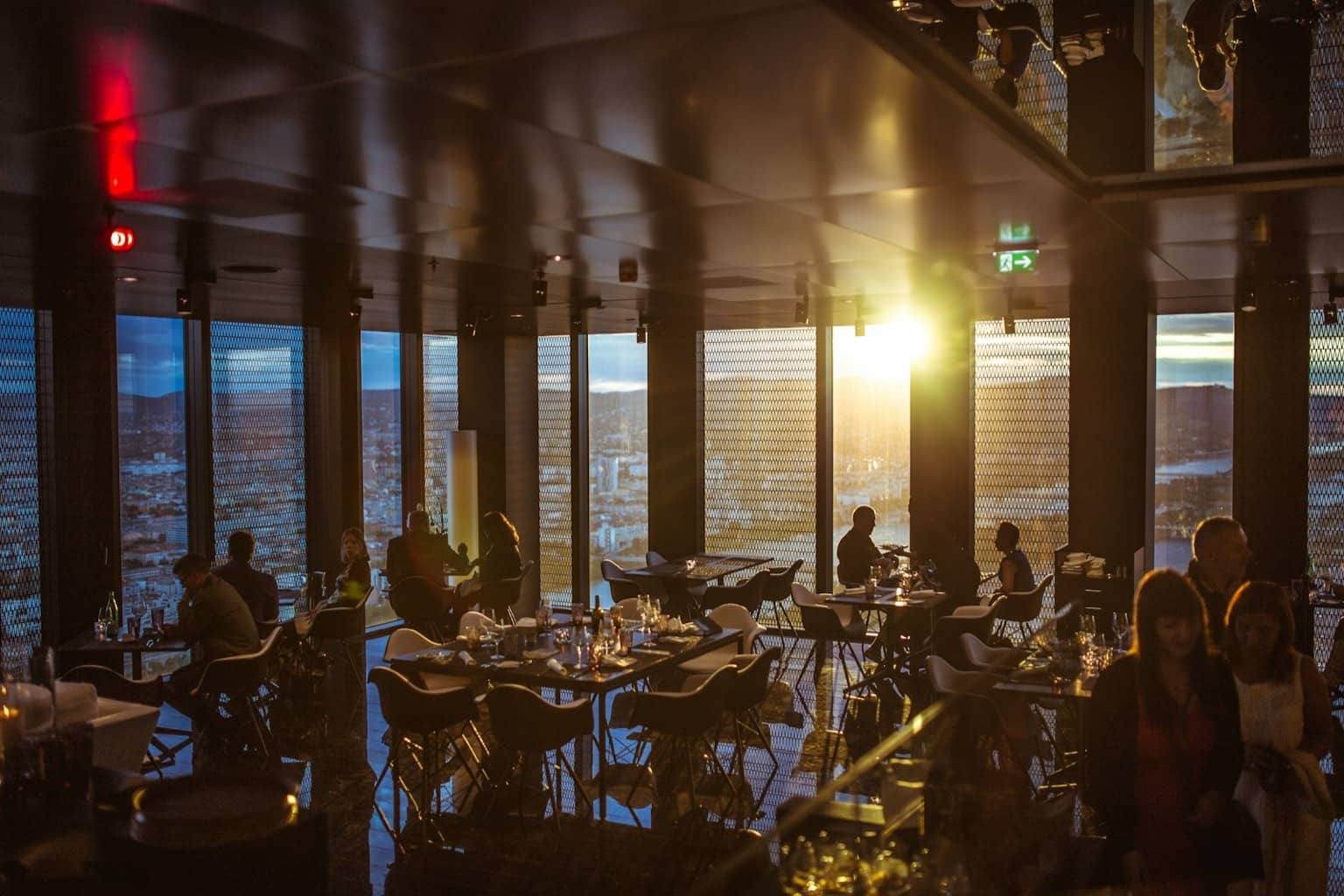 Restaurant animé en soirée avec clients attablés et lumière chaude