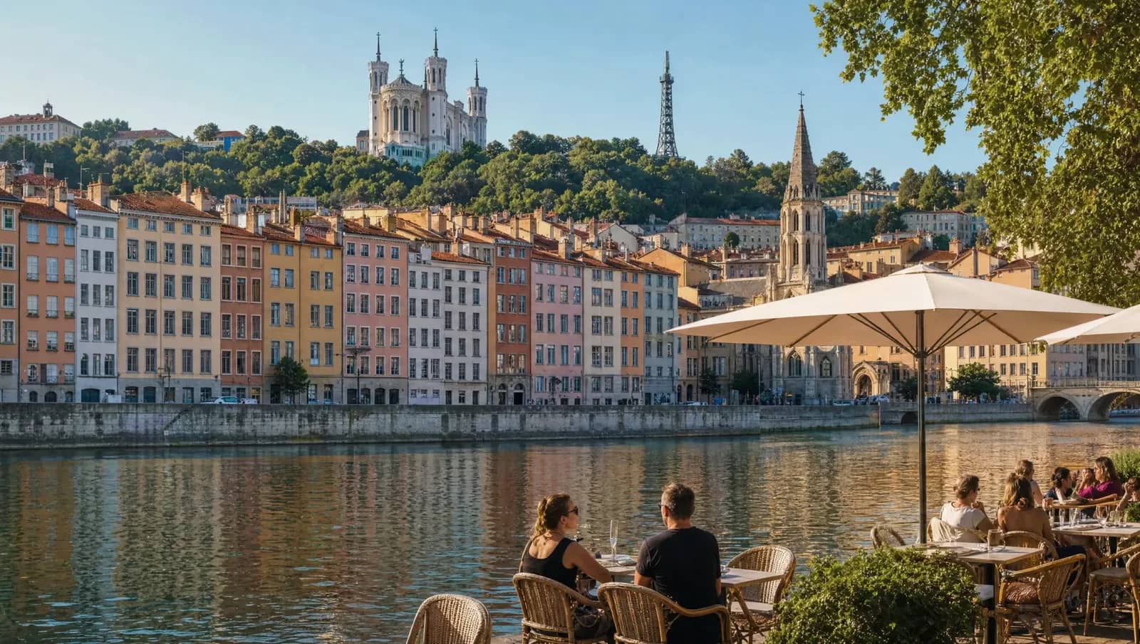 Terrasse de restaurant au bord de la Saône dans le Vieux Lyon, face à la colline de Fourvière