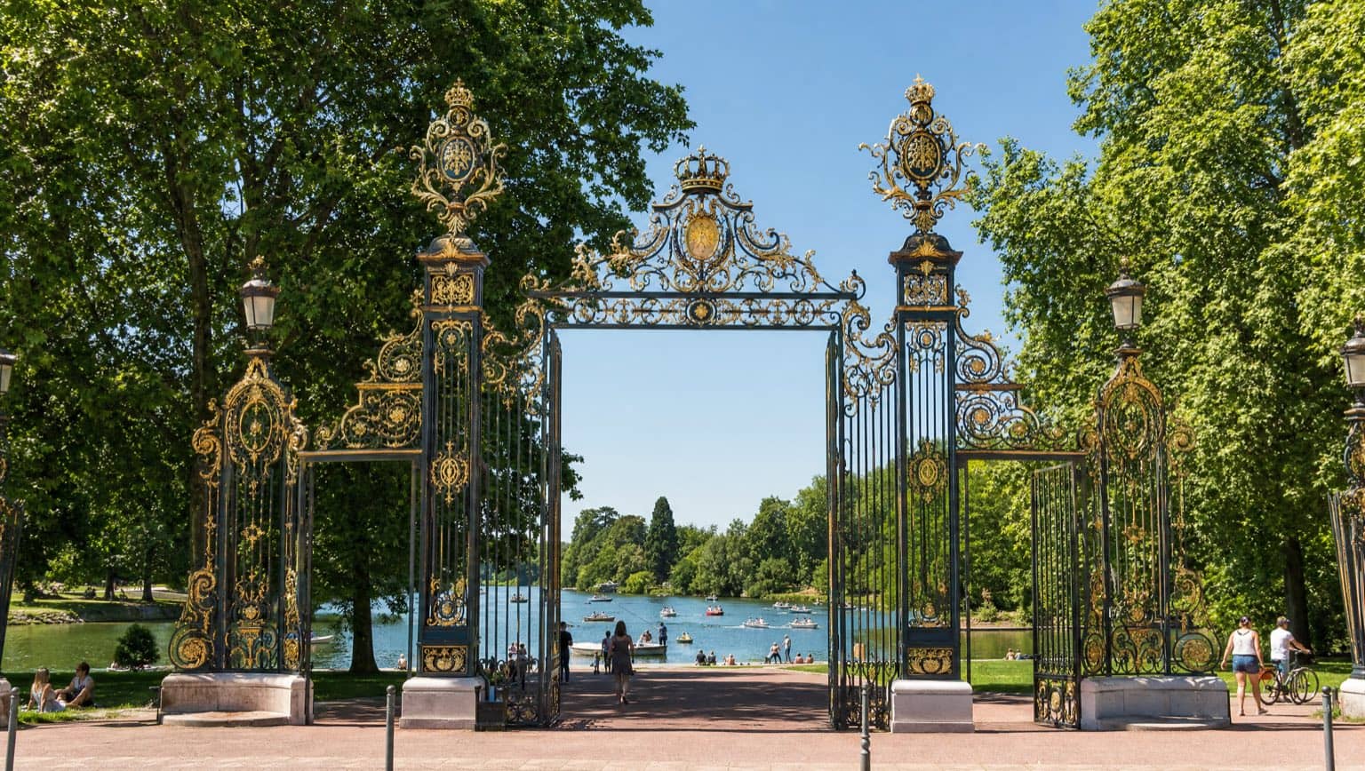 Porte dorée du Parc de la Tête d'Or à Lyon et son lac, en été