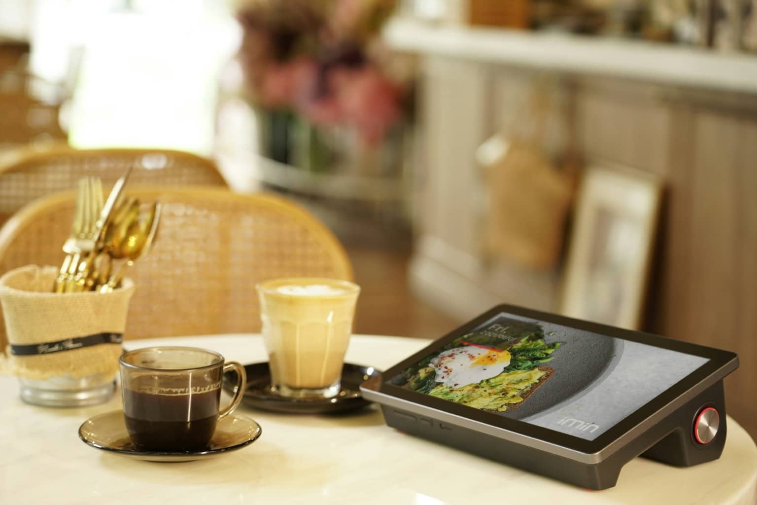 Caisse enregistreuse et tablette de gestion sur le comptoir d'un restaurant