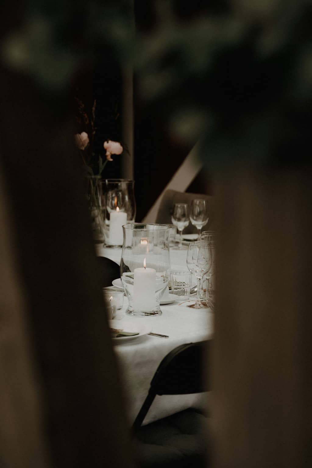 Table dressée avec bougies et verres pour un dîner romantique