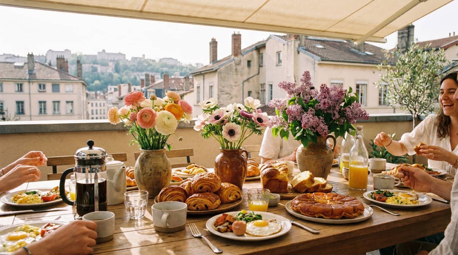 Table de brunch dominical en terrasse à Lyon au printemps