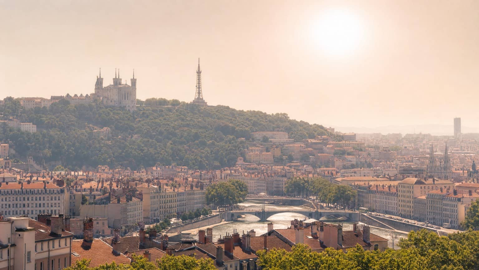 Vue de Lyon sous la canicule : Fourvière et la Tour métallique dans la brume de chaleur