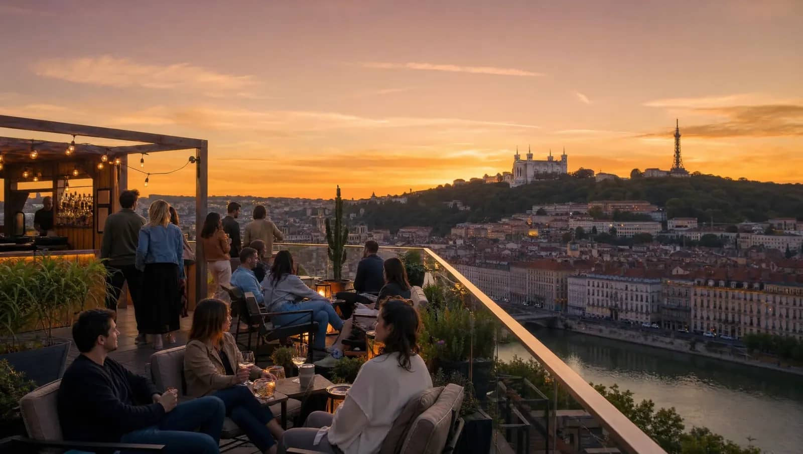 Rooftop lyonnais au coucher du soleil avec vue sur les toits en tuiles et la basilique de Fourvière