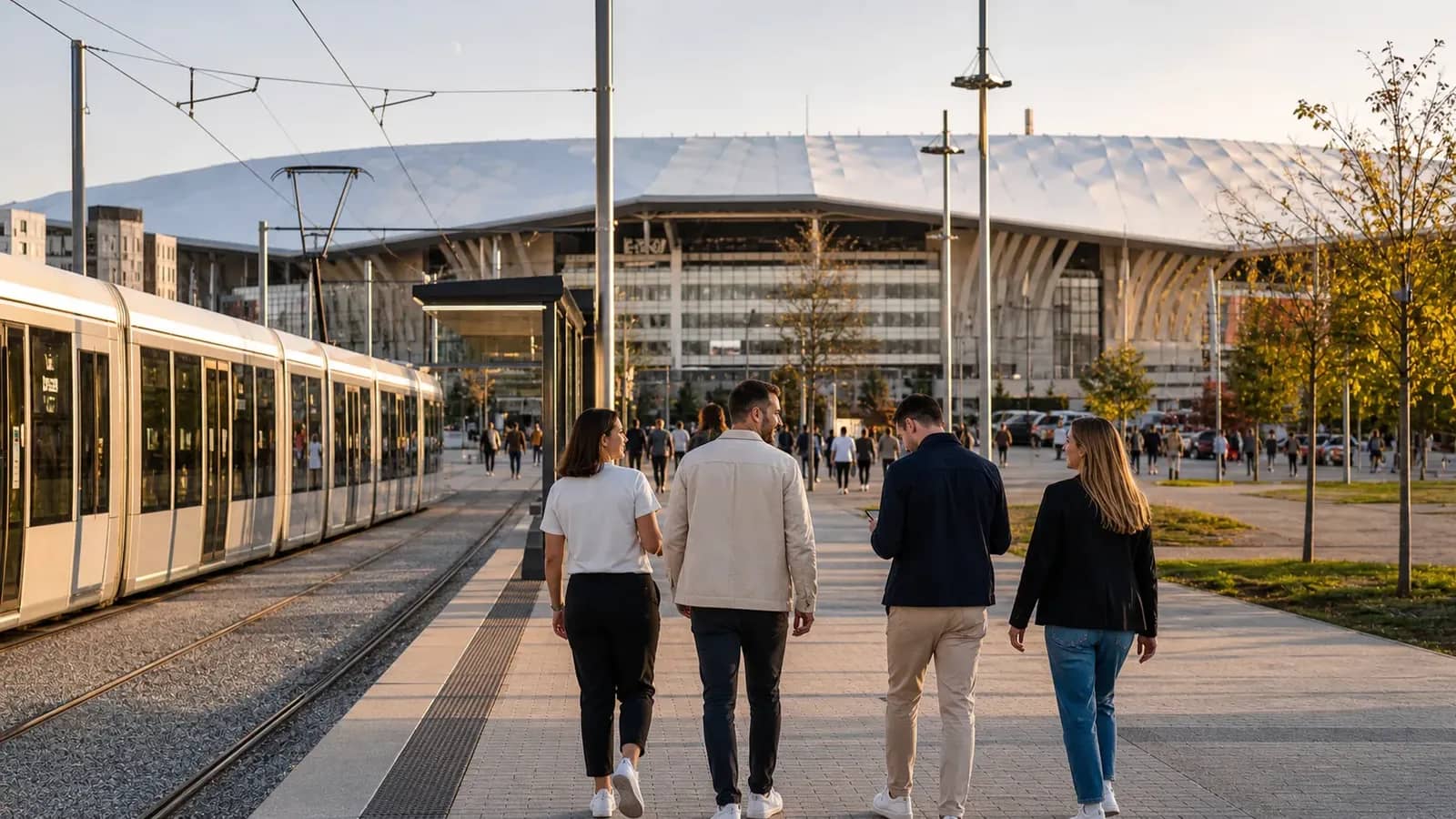 Supporters rejoignant le Groupama Stadium à pied depuis le tramway avant le coup d’envoi