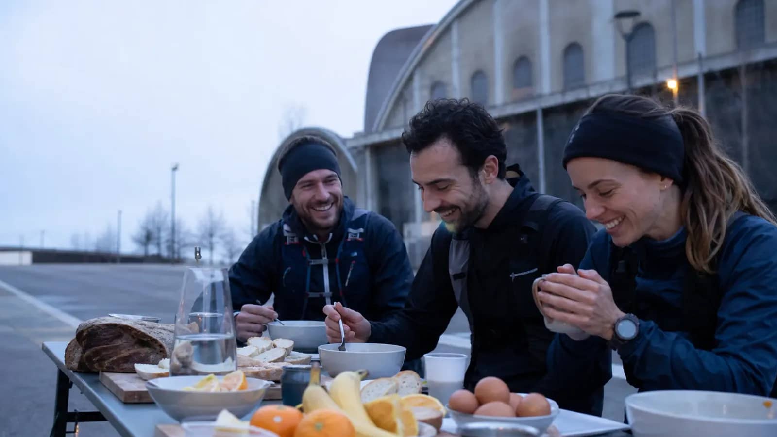 Traileurs partageant un petit-déjeuner de récupération à Lyon