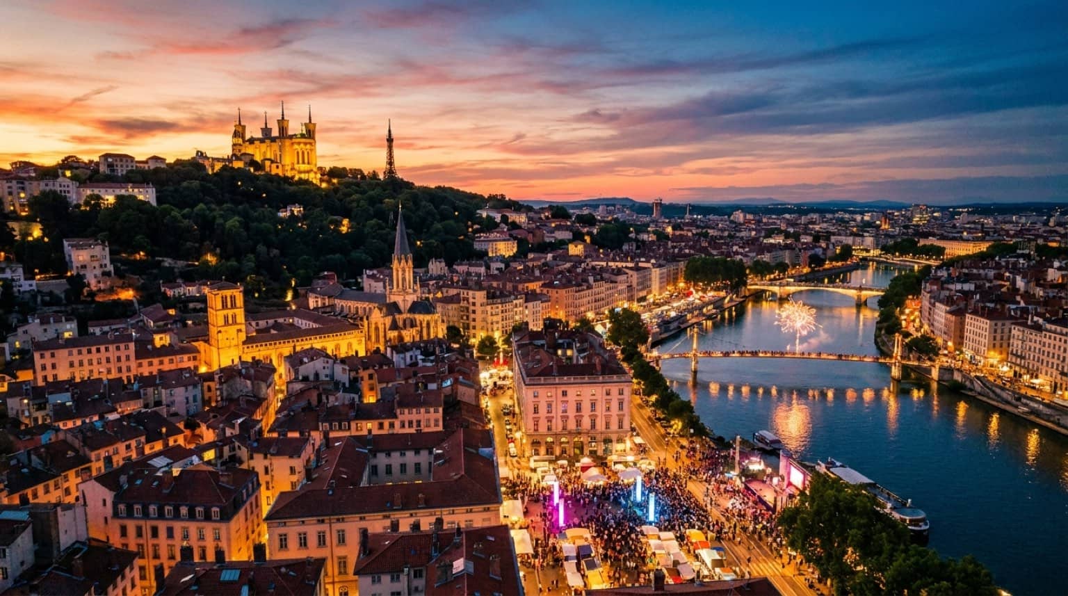 Vue panoramique de Lyon au crépuscule avec Fourvière et les toits du Vieux Lyon illuminés