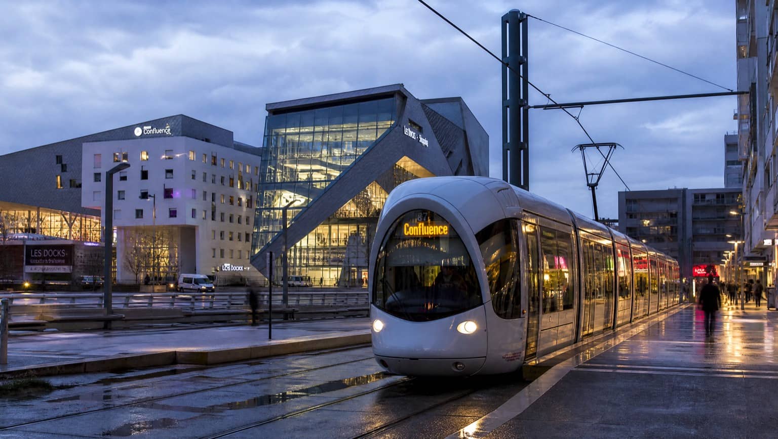 Tram moderne dans le quartier de la Confluence à Lyon à l'heure bleue