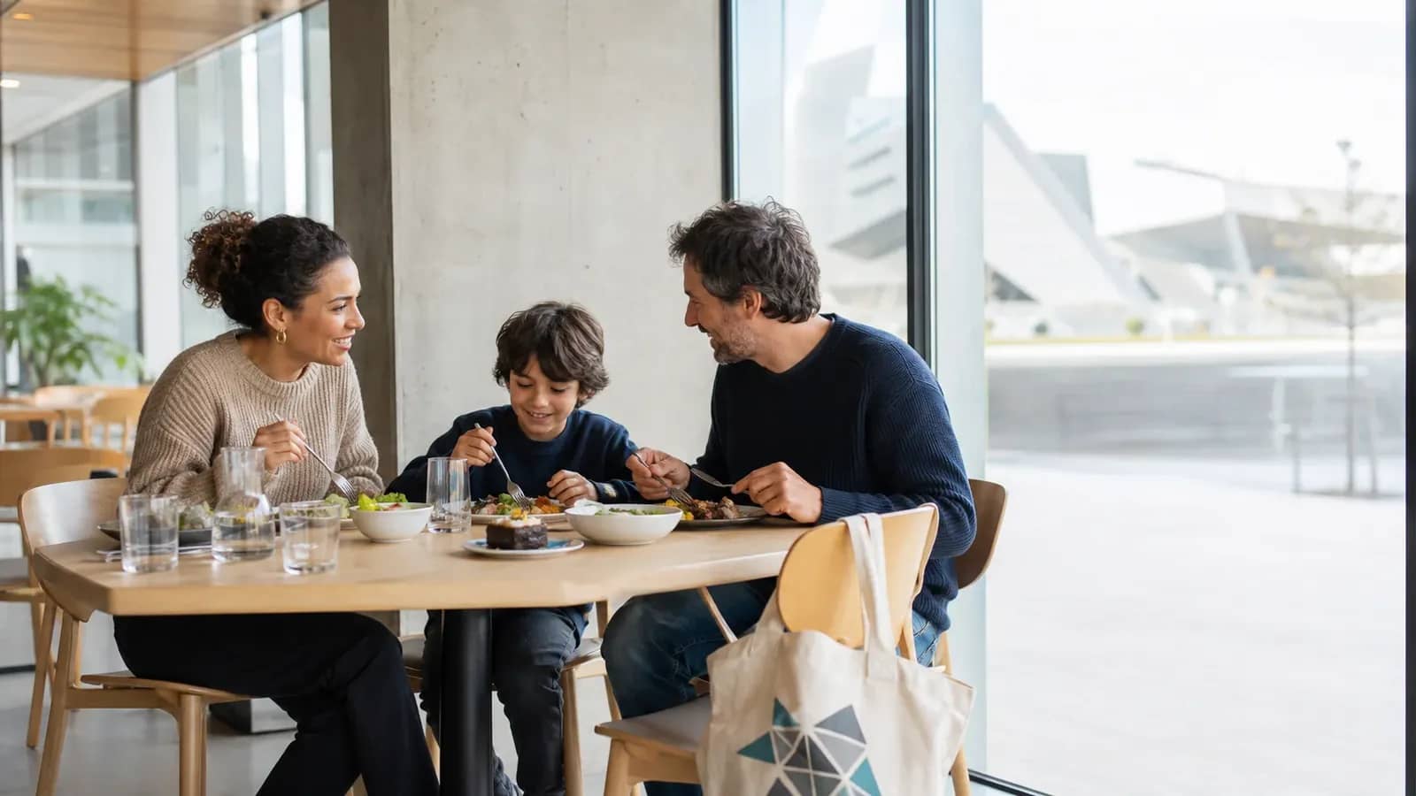 Famille déjeunant dans un café contemporain après une visite au musée à Lyon