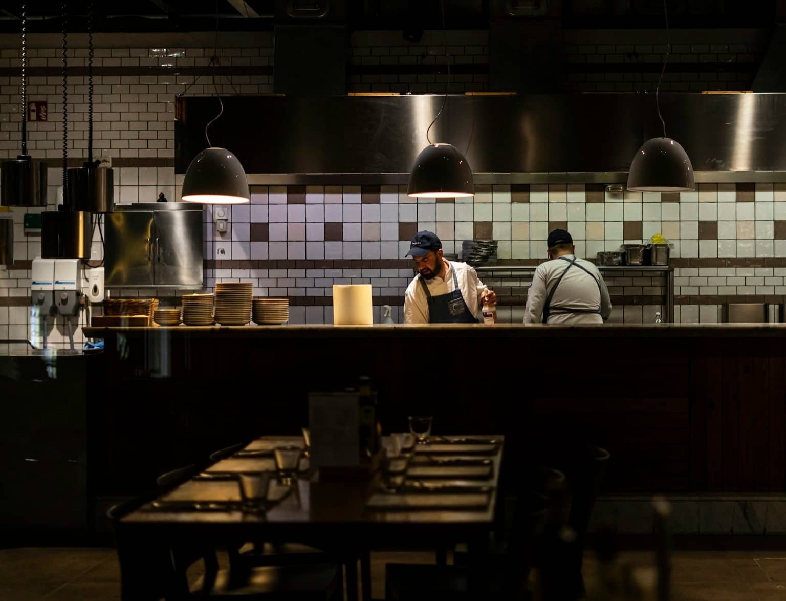 Brigade de cuisine en action dans un restaurant moderne