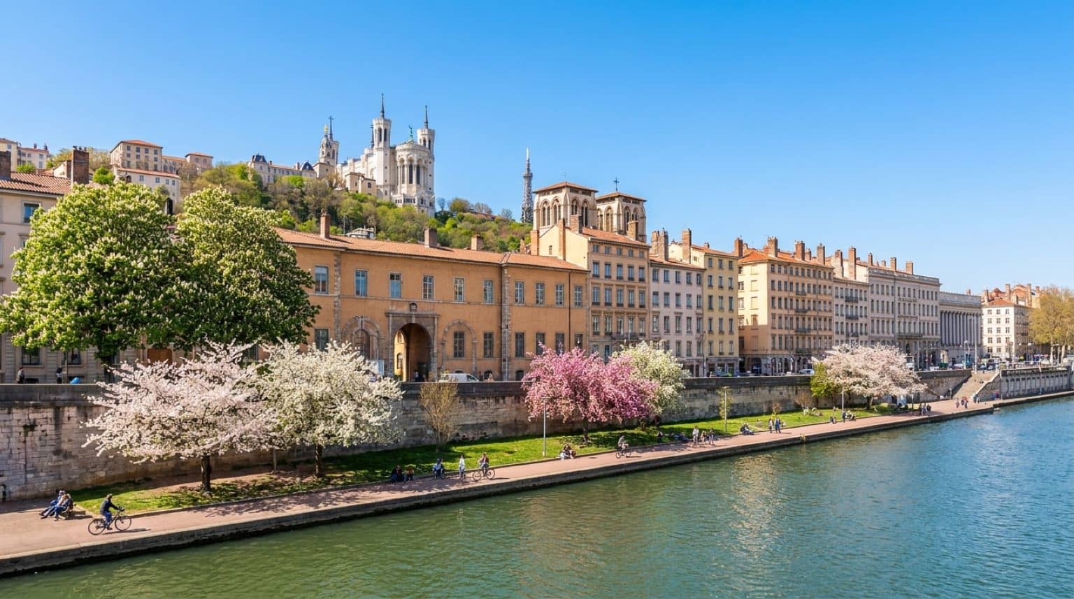 Vue des quais de Saône et du Vieux Lyon au printemps