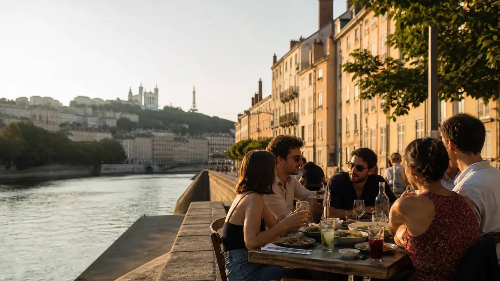 Dîner estival sur les quais de Saône à Lyon avec Fourvière en arrière-plan