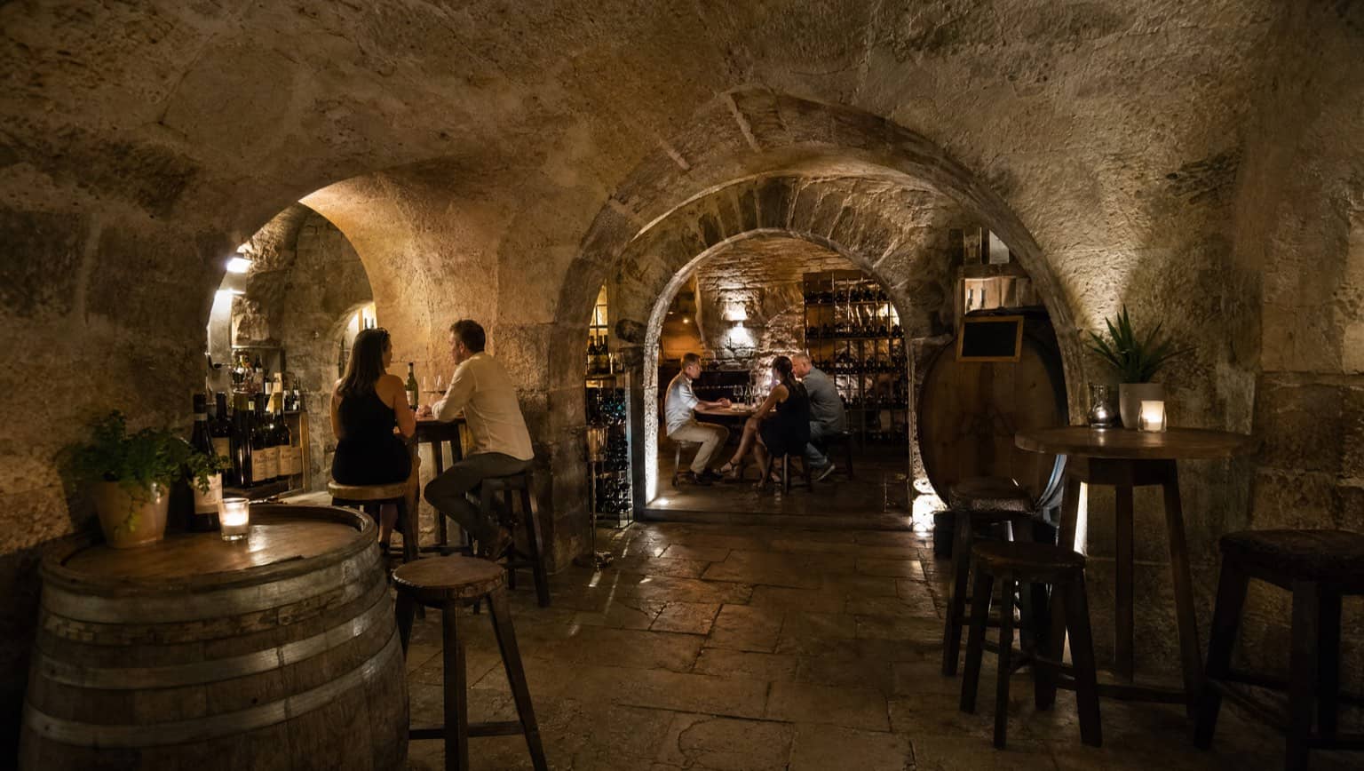 Cave voûtée fraîche d'un bar à vin du Vieux Lyon