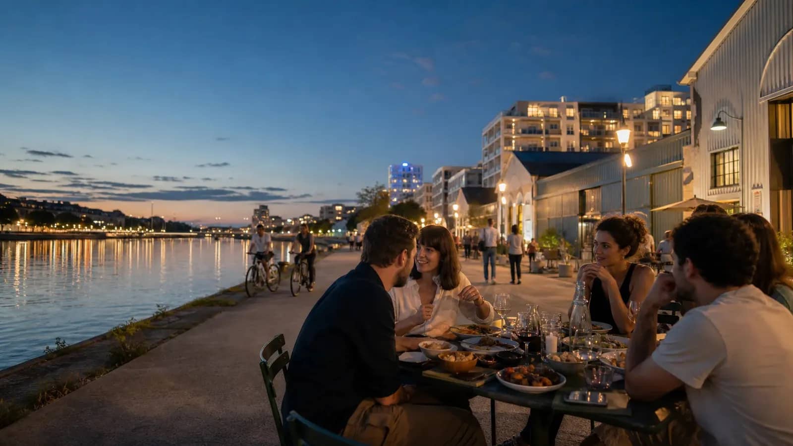 Dîner entre amis sur une terrasse au bord de la Saône à Lyon Confluence
