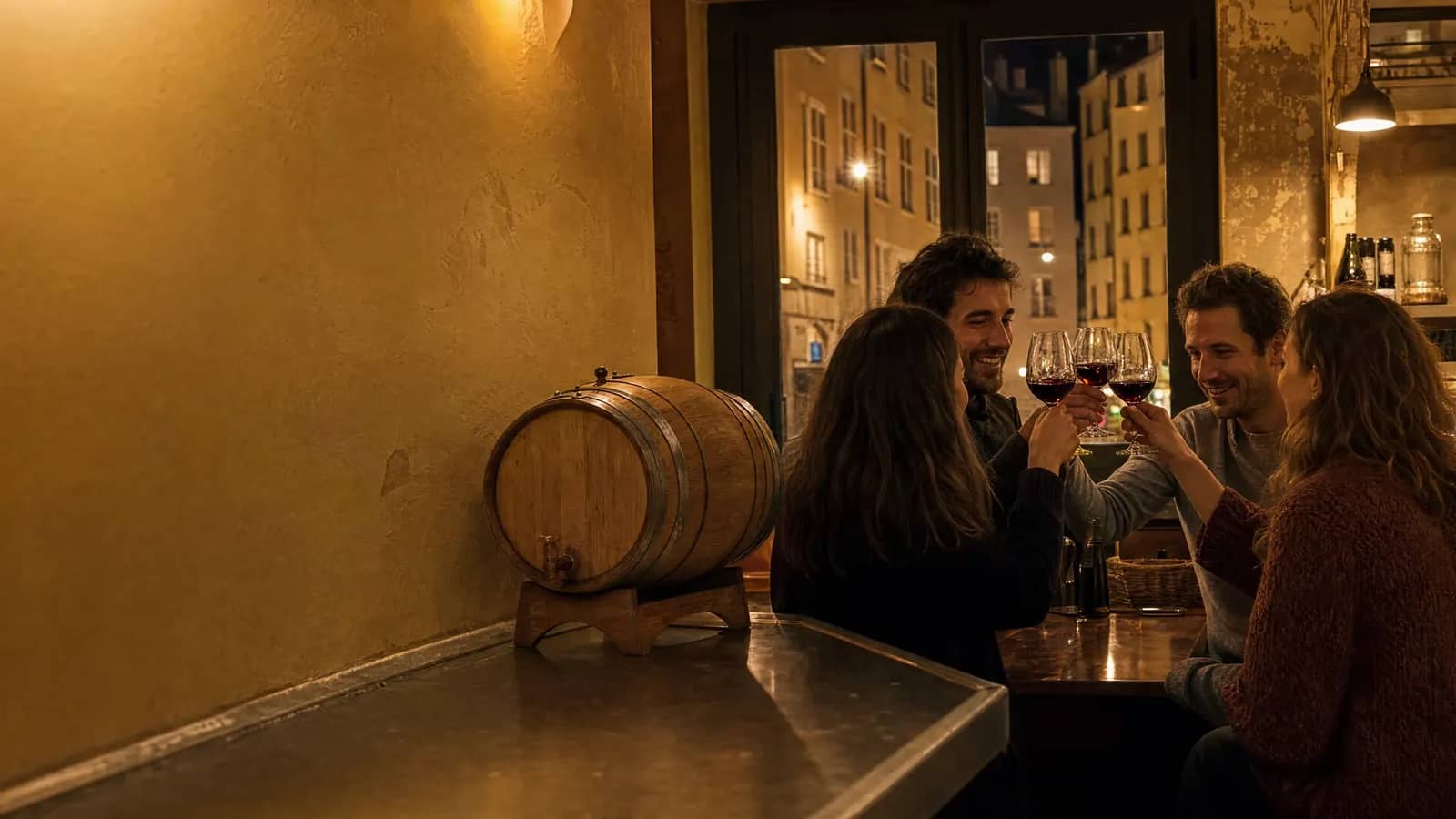 Amis trinquant au Beaujolais Nouveau au comptoir d'un bar à vin lyonnais un soir de novembre