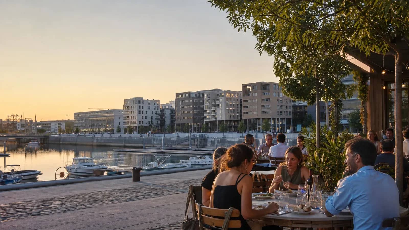 Terrasse de restaurant au bord de la darse dans le quartier de Confluence à Lyon