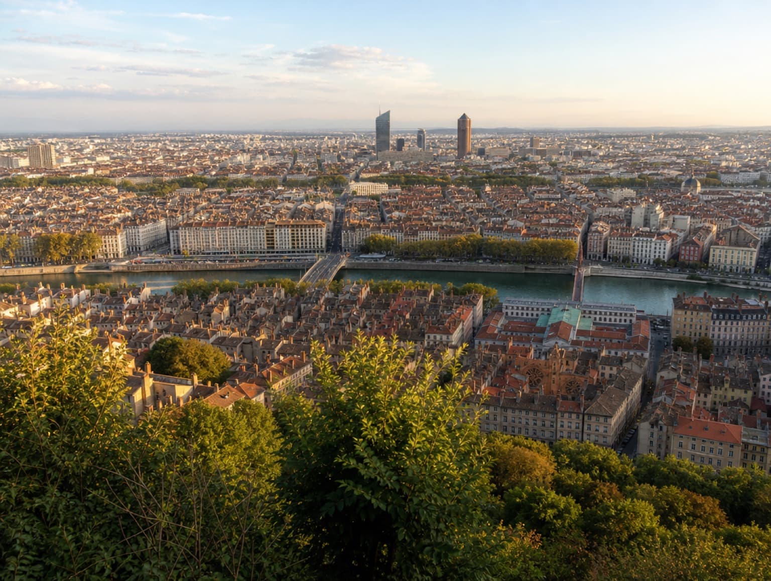 Panorama de Lyon depuis la colline de Fourvière au coucher du soleil