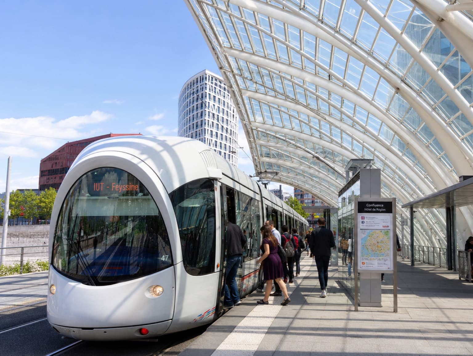 Tram moderne à une station du quartier de la Confluence à Lyon