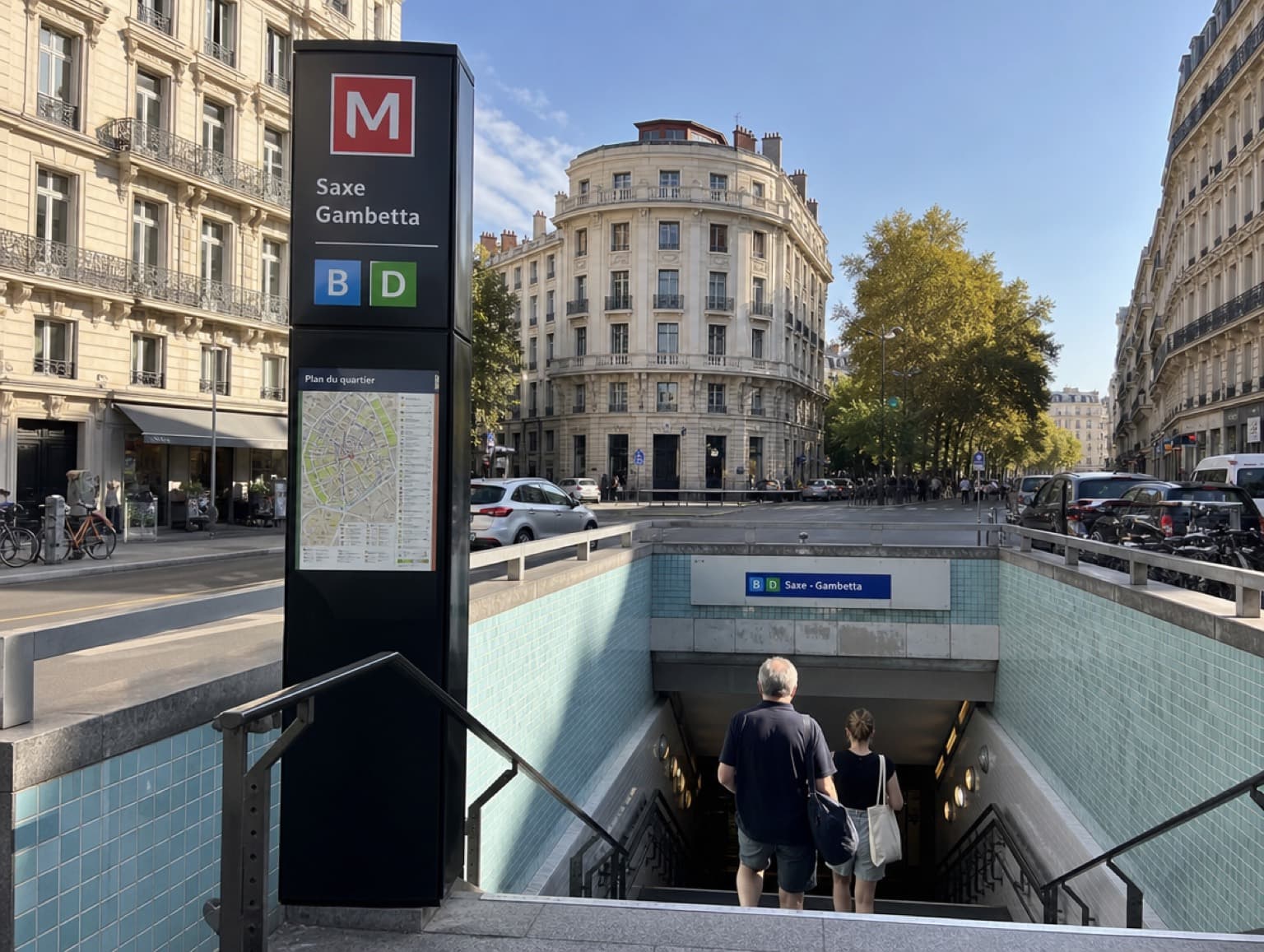 Entrée d'une station de métro dans une rue haussmannienne de Lyon