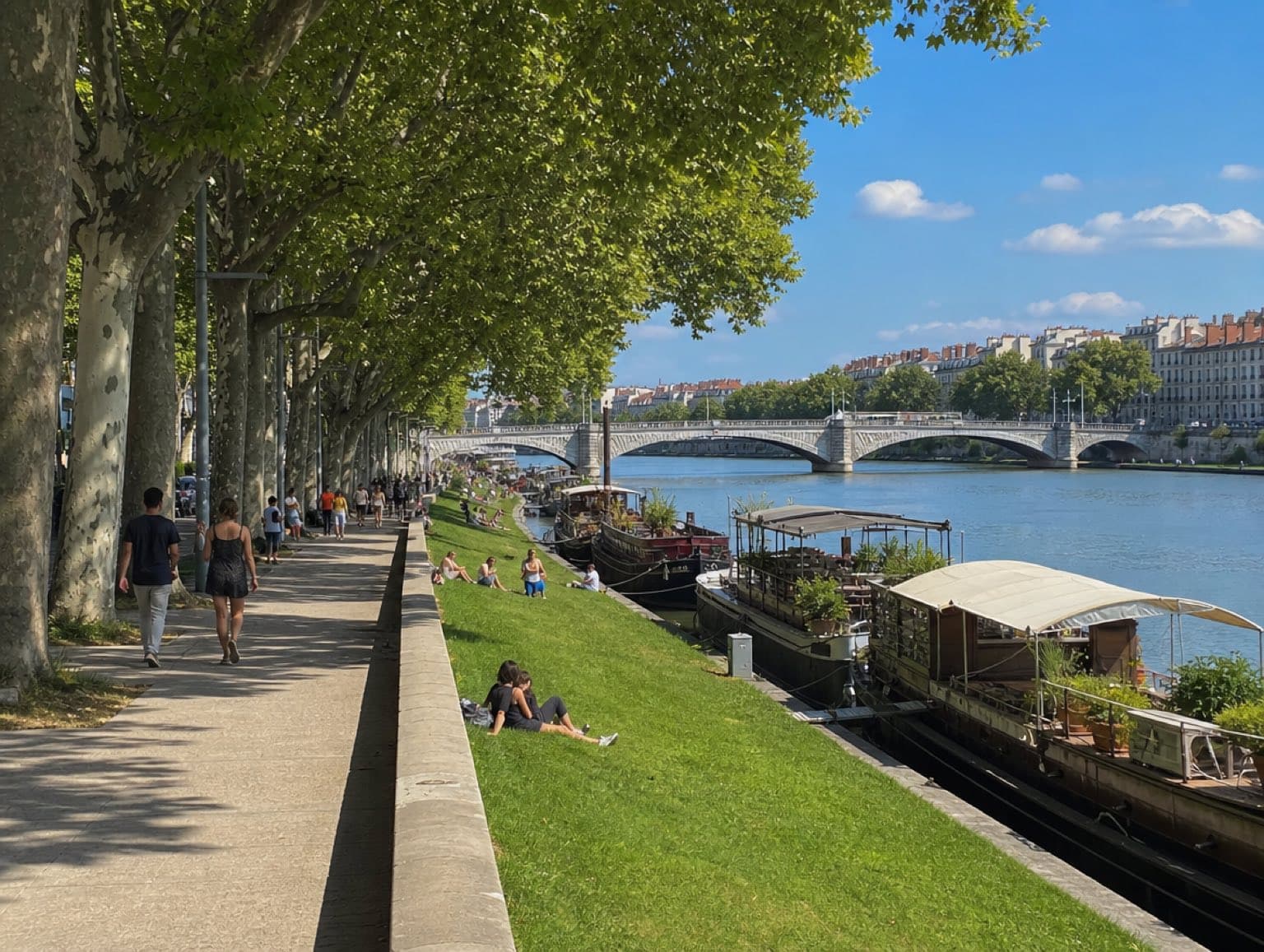 Berges du Rhône à Lyon avec péniches et pelouses ombragées
