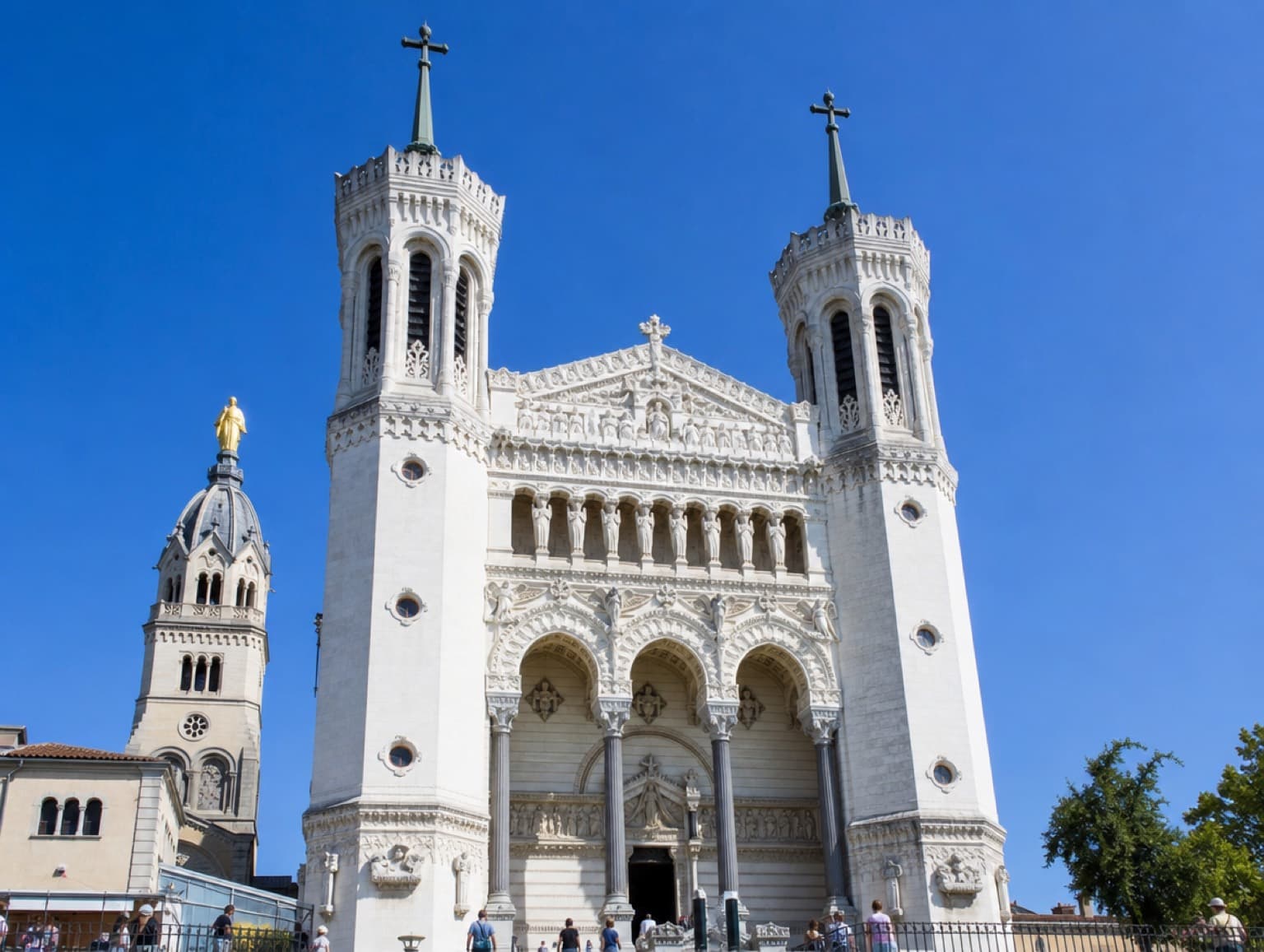 Façade de la basilique Notre-Dame de Fourvière à Lyon