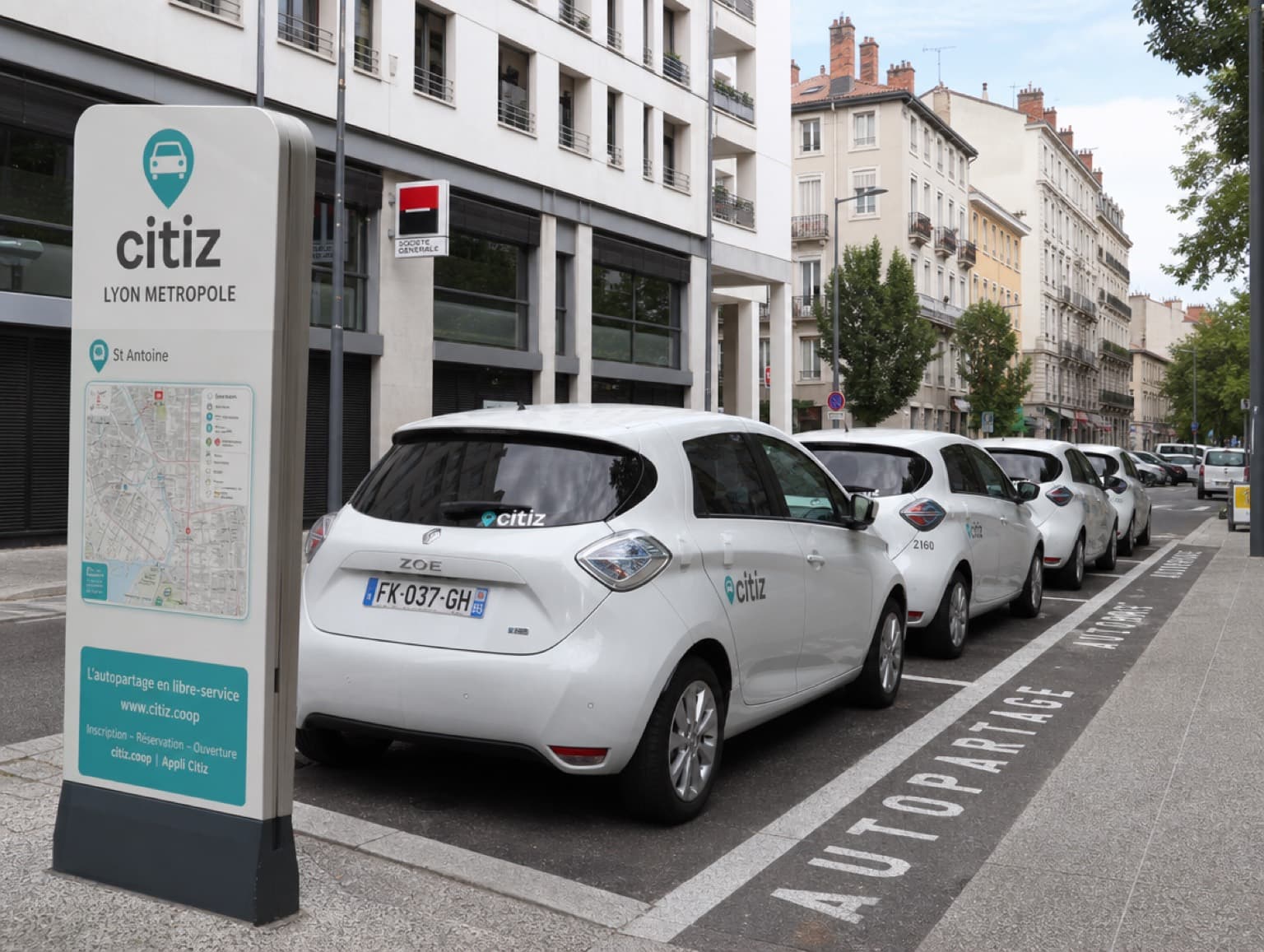 Station d'autopartage avec des citadines dans une rue de Lyon