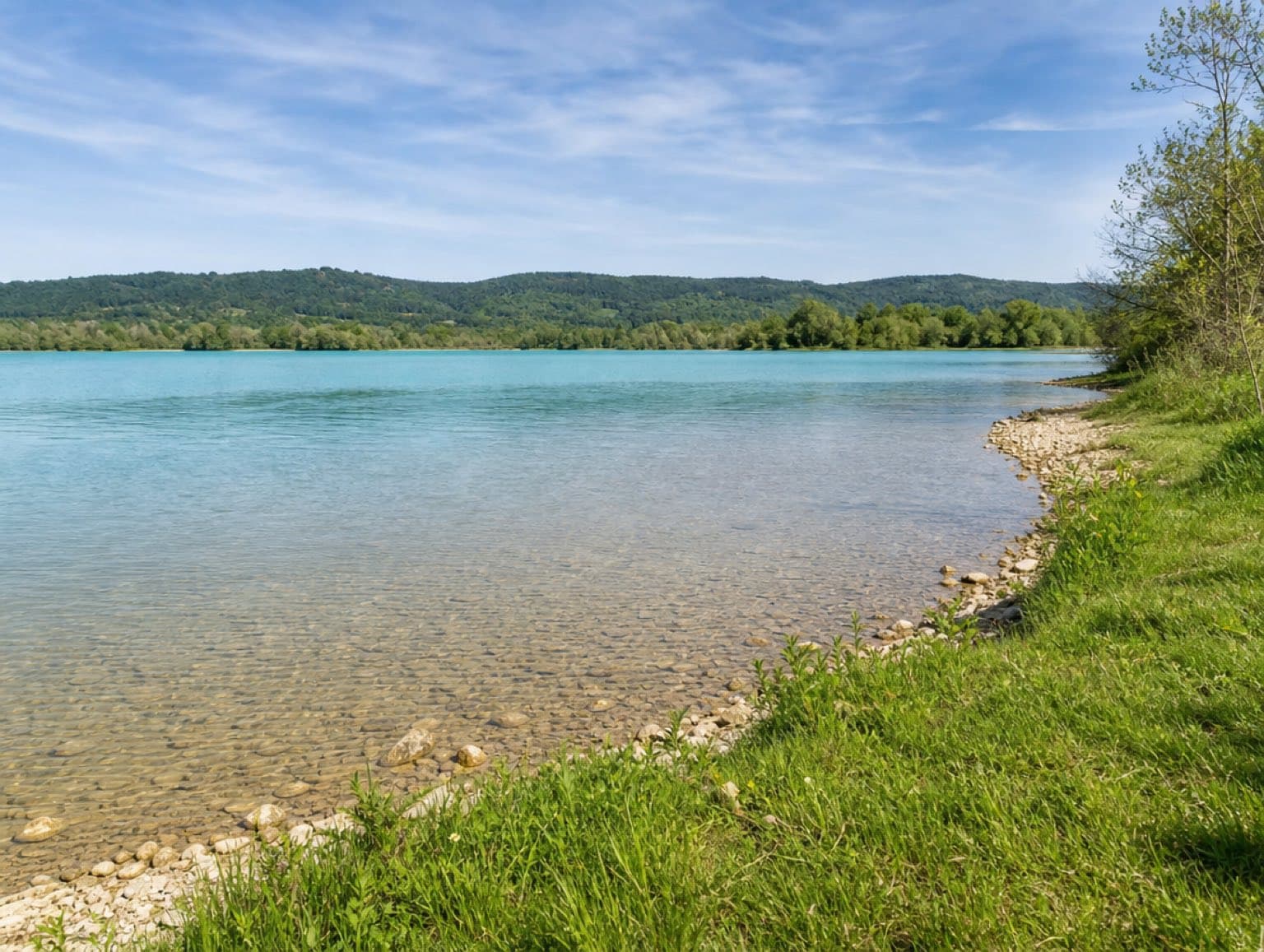Rive du Lac des Eaux Bleues à Miribel-Jonage près de Lyon