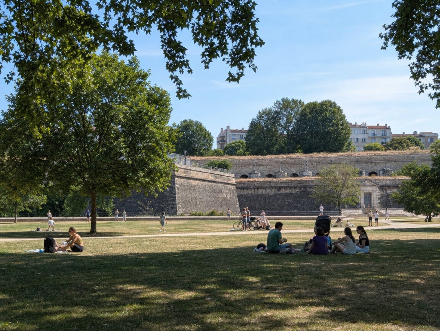 Pelouses du Parc Blandan à Lyon au pied de l'ancien fort
