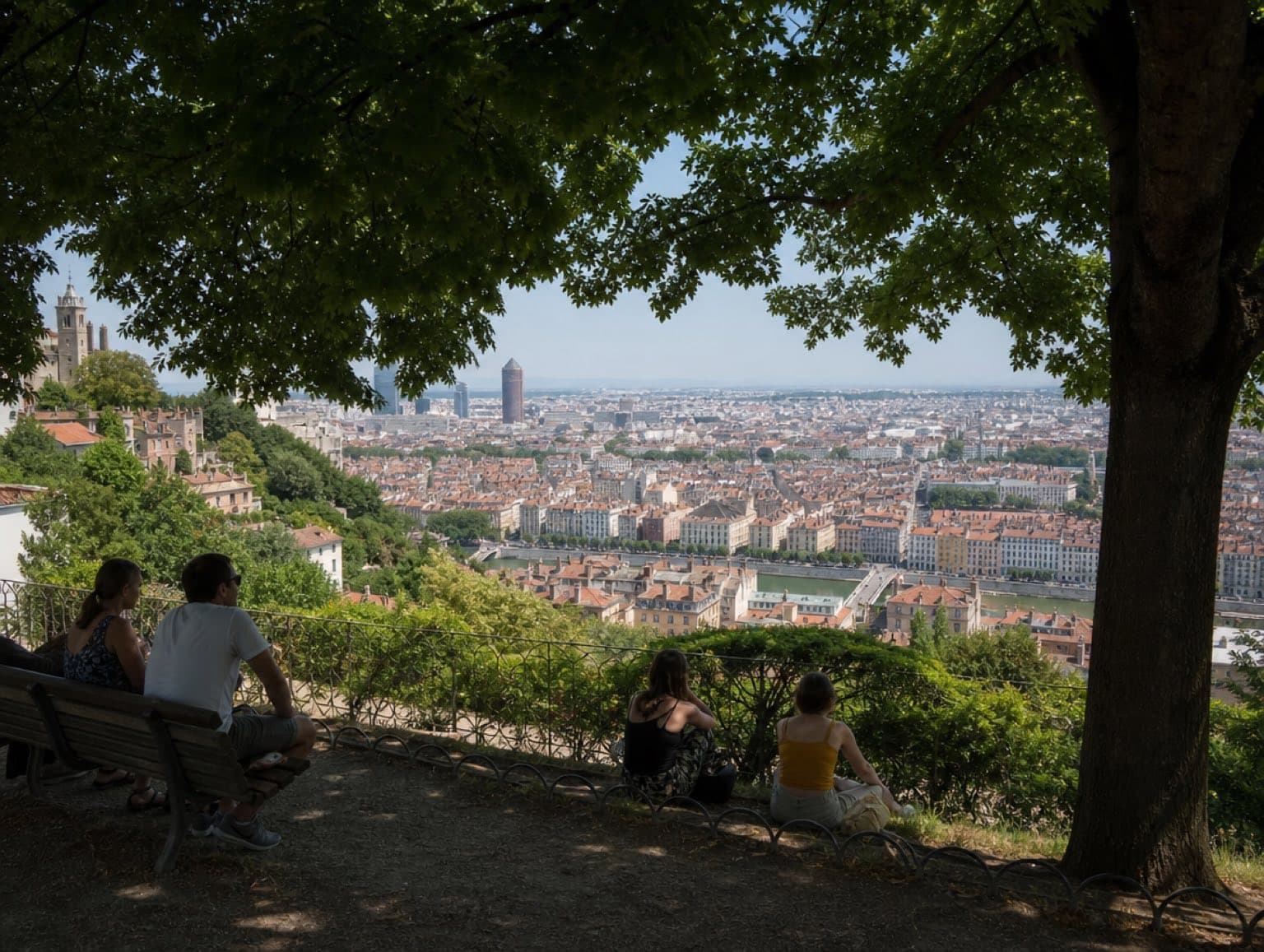 Jardin perché de la Croix-Rousse avec vue sur les toits de Lyon