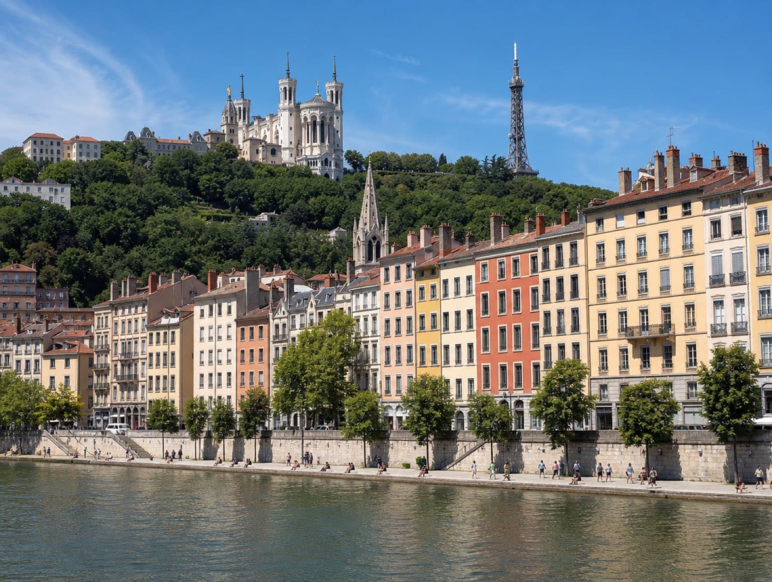 Quais de Saône et façades du Vieux Lyon sous la colline de Fourvière