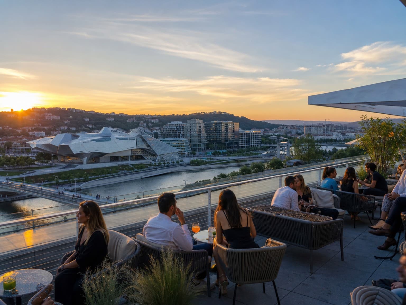 Rooftop de la Confluence à Lyon face à la Saône au coucher du soleil