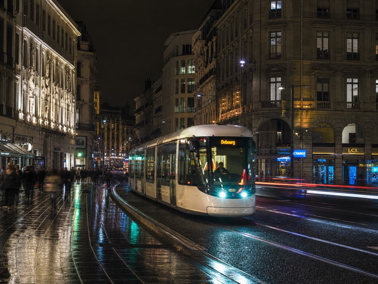 Tram illuminé glissant dans le centre de Lyon de nuit
