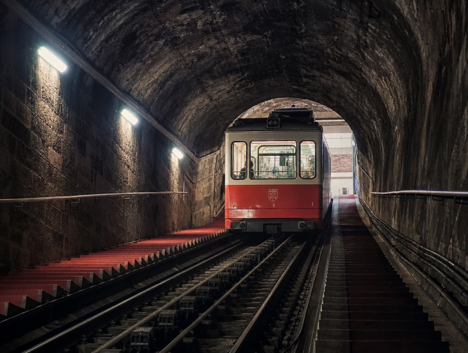 Rame à crémaillère du métro lyonnais grimpant vers la Croix-Rousse