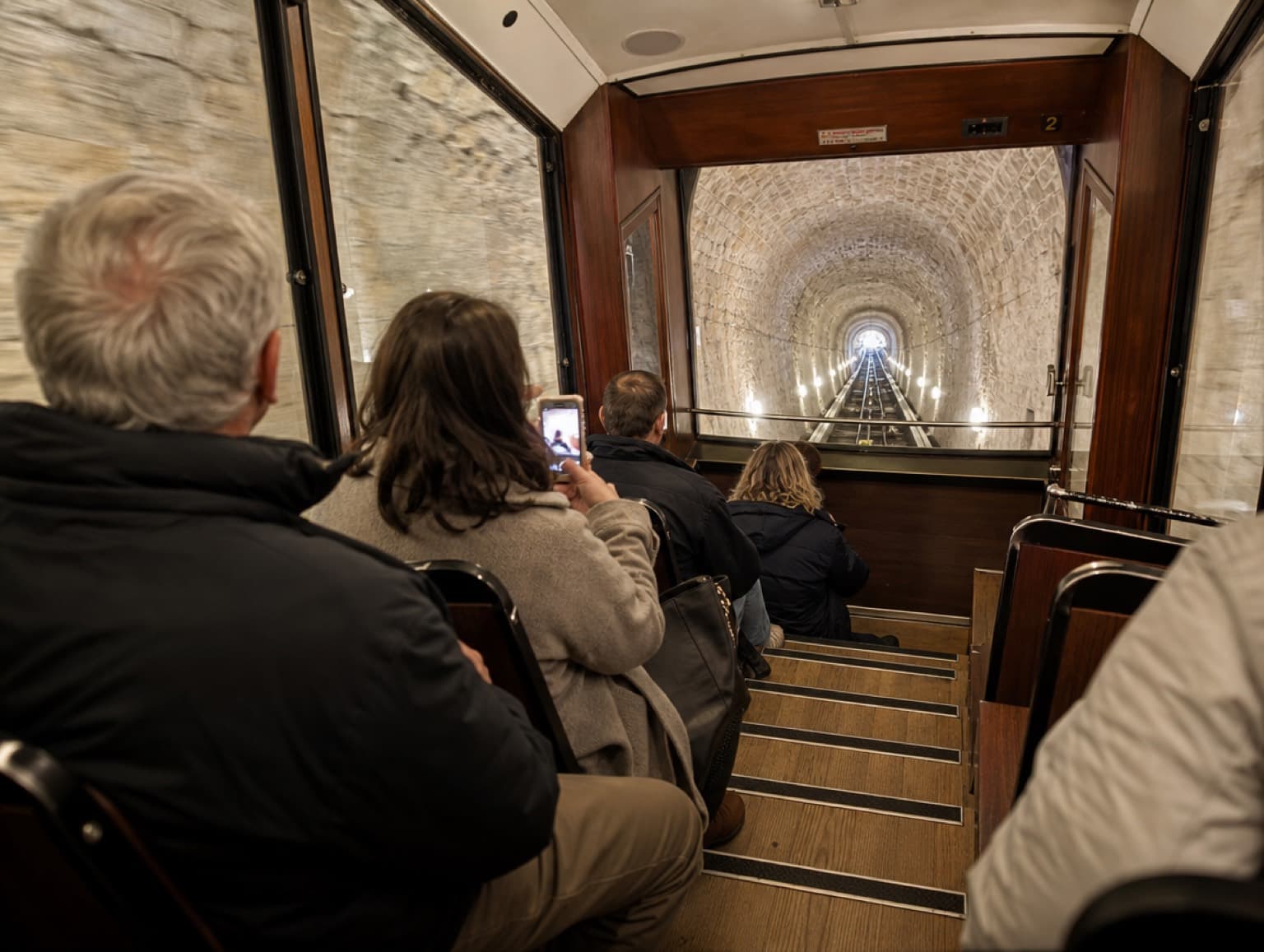 Intérieur en gradins d'une cabine de funiculaire lyonnais