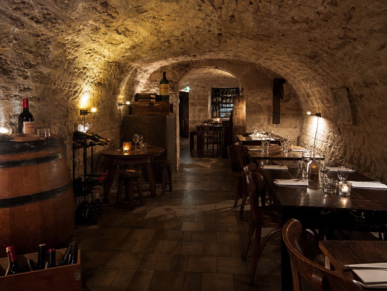 Cave voûtée d'un bouchon lyonnais, refuge frais pendant la canicule