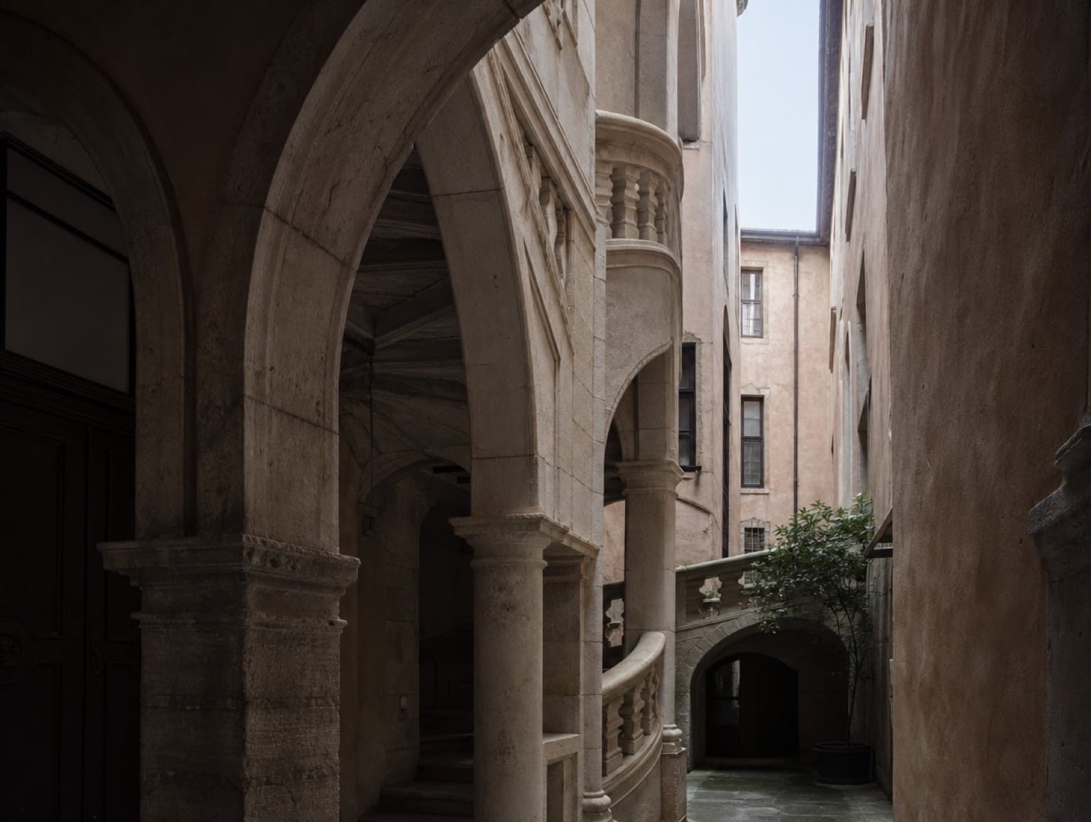 Cour Renaissance d'une traboule du Vieux Lyon, escalier et fraîcheur
