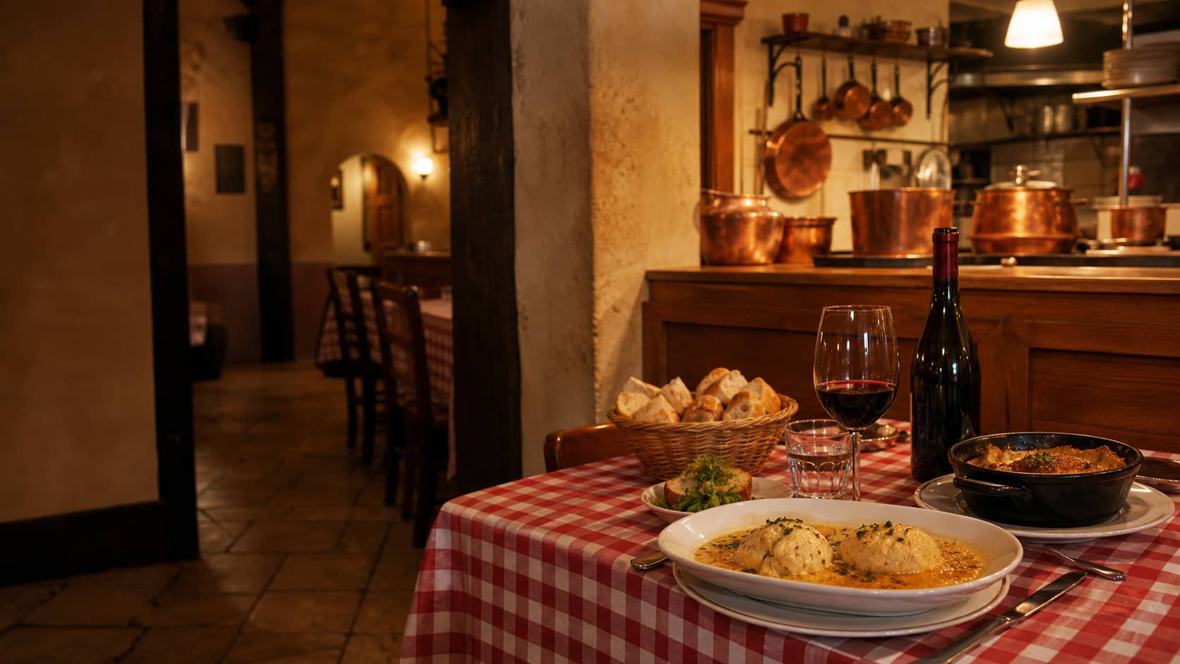 Salle chaleureuse d'un bouchon lyonnais avec nappes à carreaux, quenelles et casseroles en cuivre