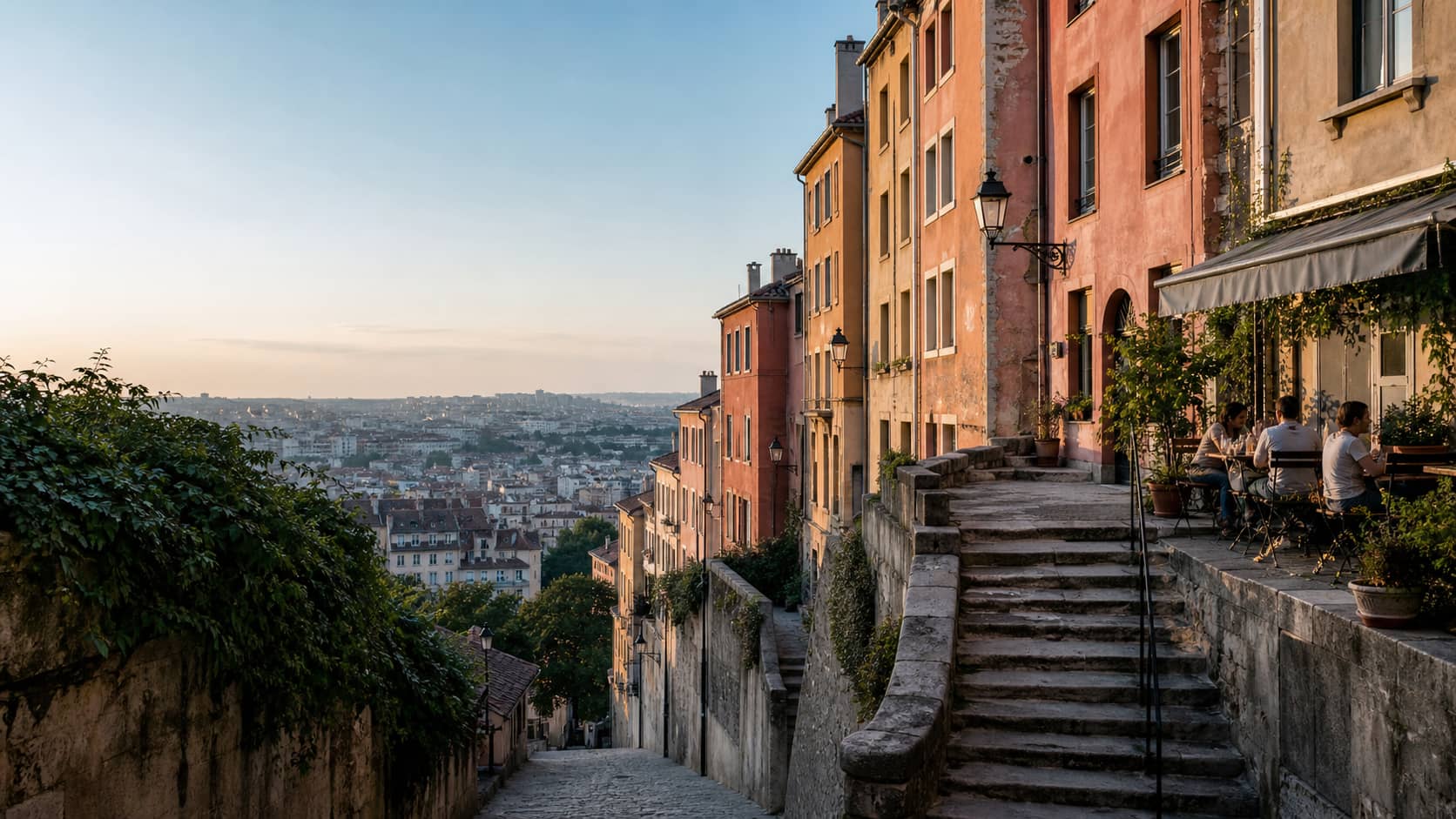 Pentes de la Croix-Rousse avec escaliers, façades colorées et terrasse de quartier