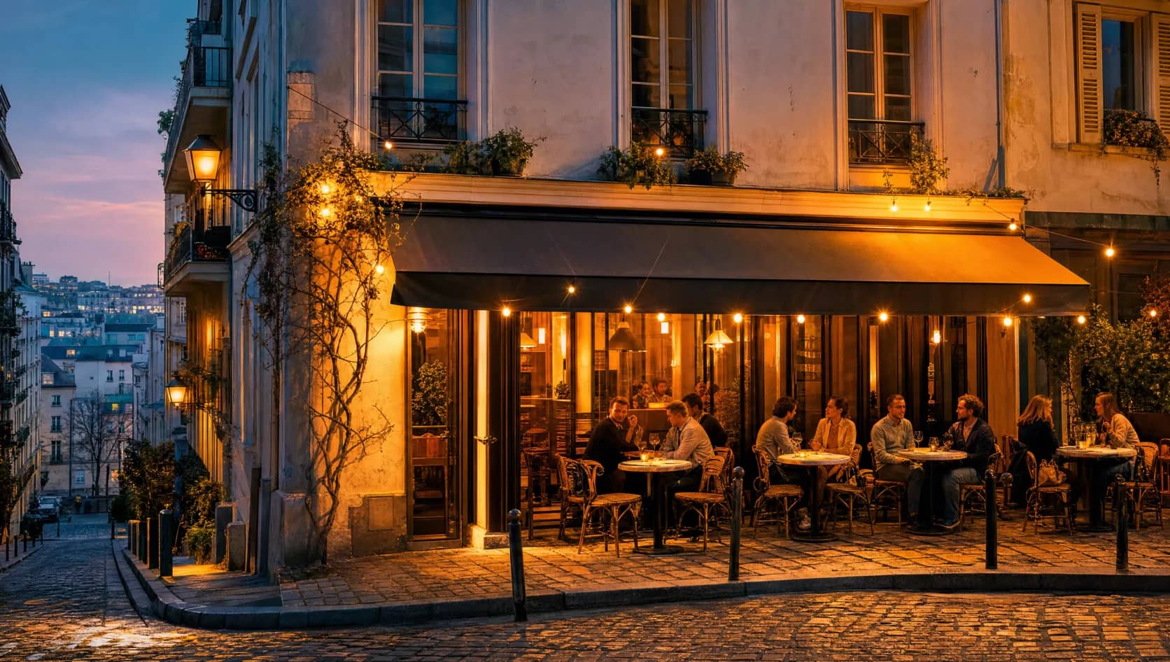 Façade d'un restaurant de quartier au crépuscule, terrasse animée