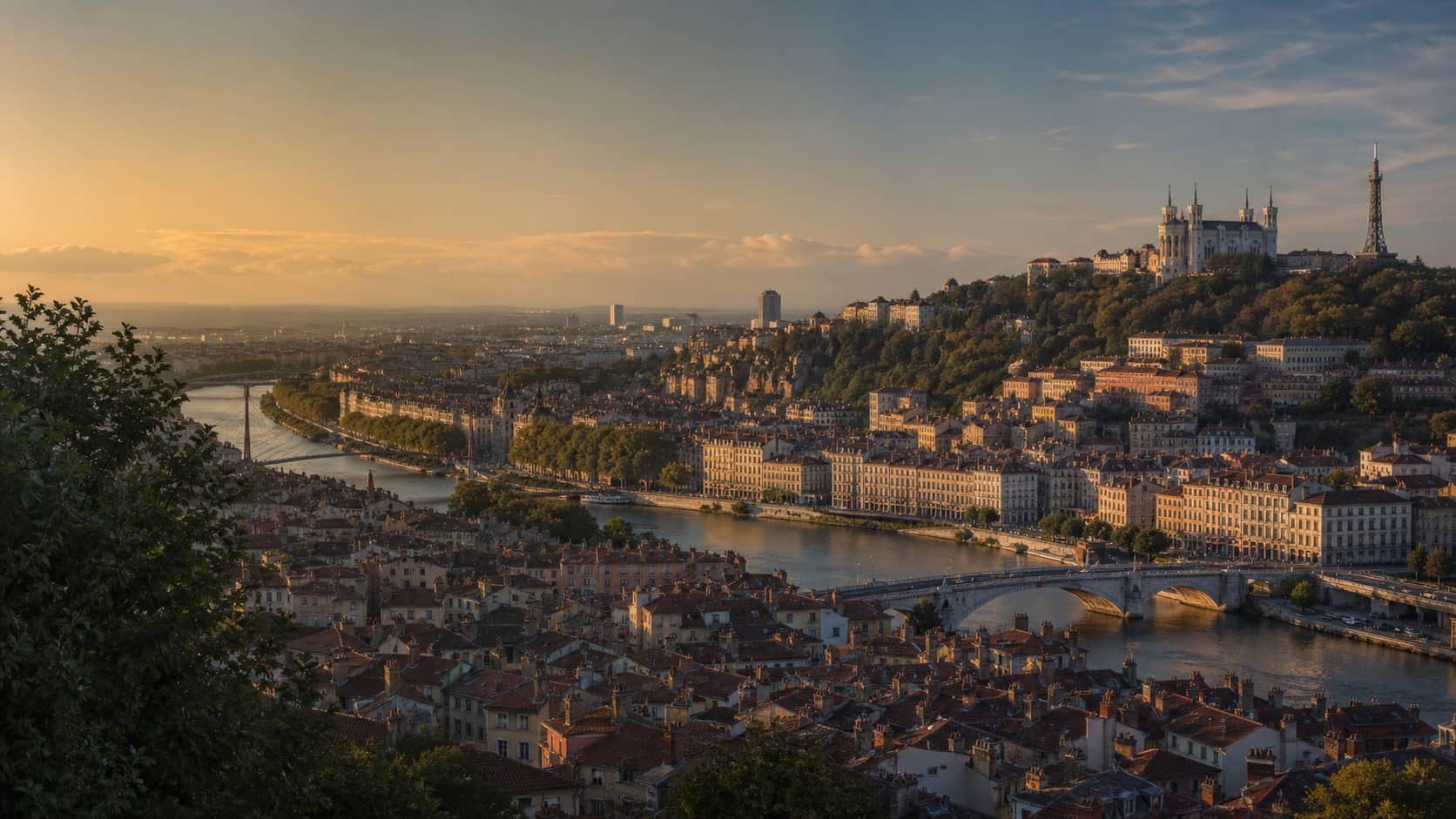 Vue panoramique de Lyon depuis Fourvière au coucher du soleil