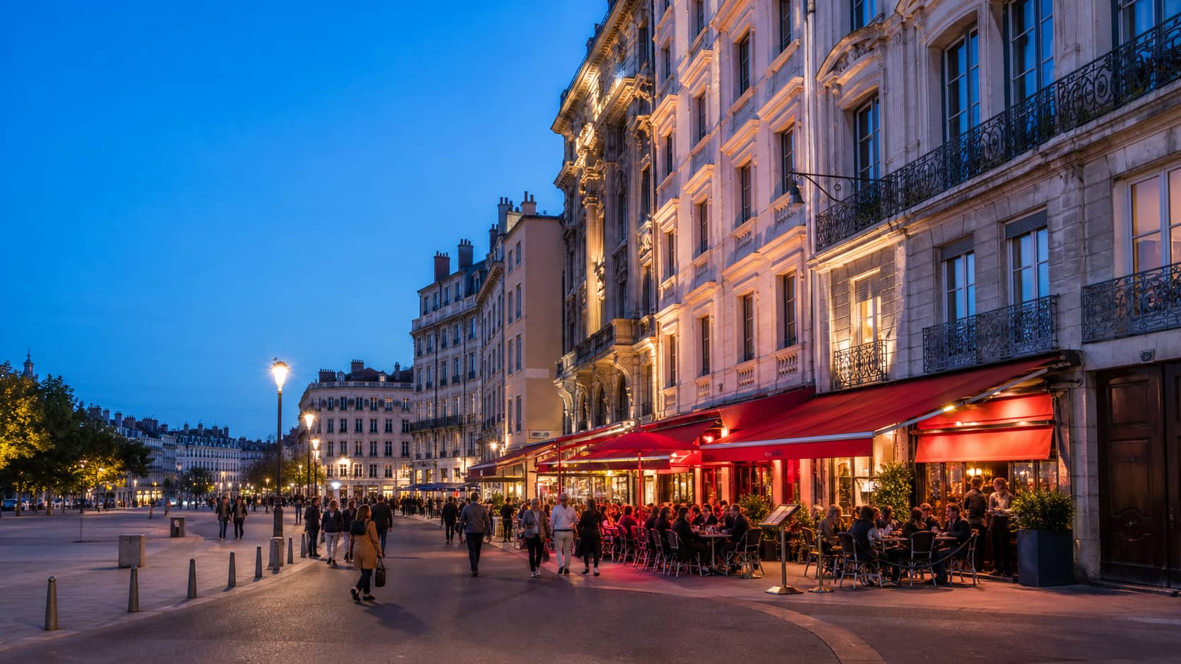 Rue animée de la Presqu'île de Lyon avec façades élégantes et terrasses rouges